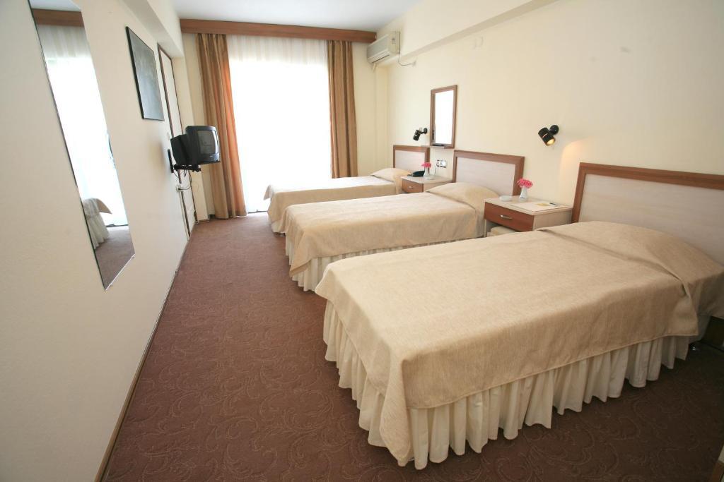 Saturn Hotel Кушадасъ Стая снимка