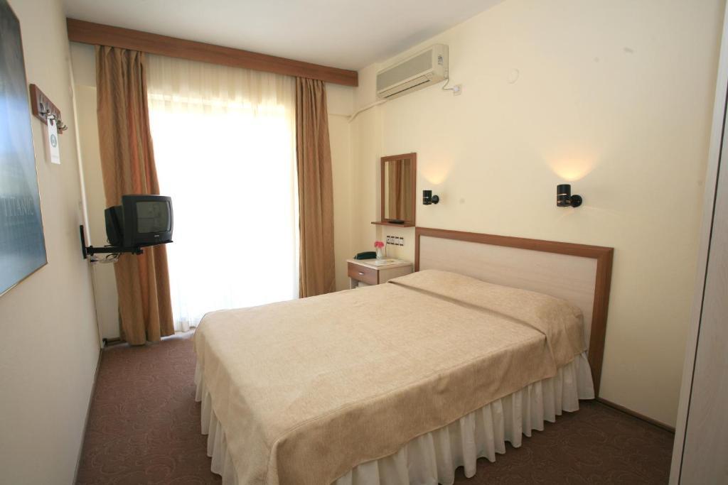 Saturn Hotel Кушадасъ Стая снимка