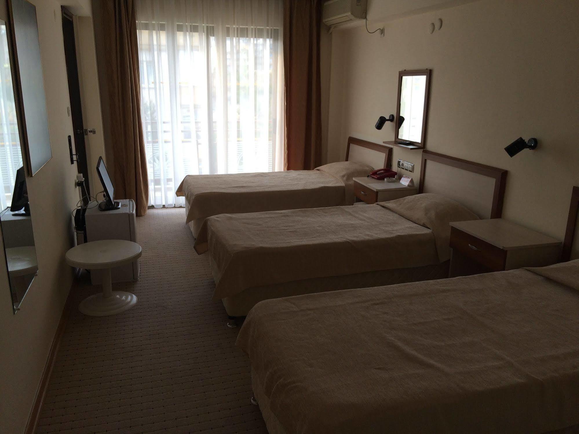 Saturn Hotel Кушадасъ Екстериор снимка