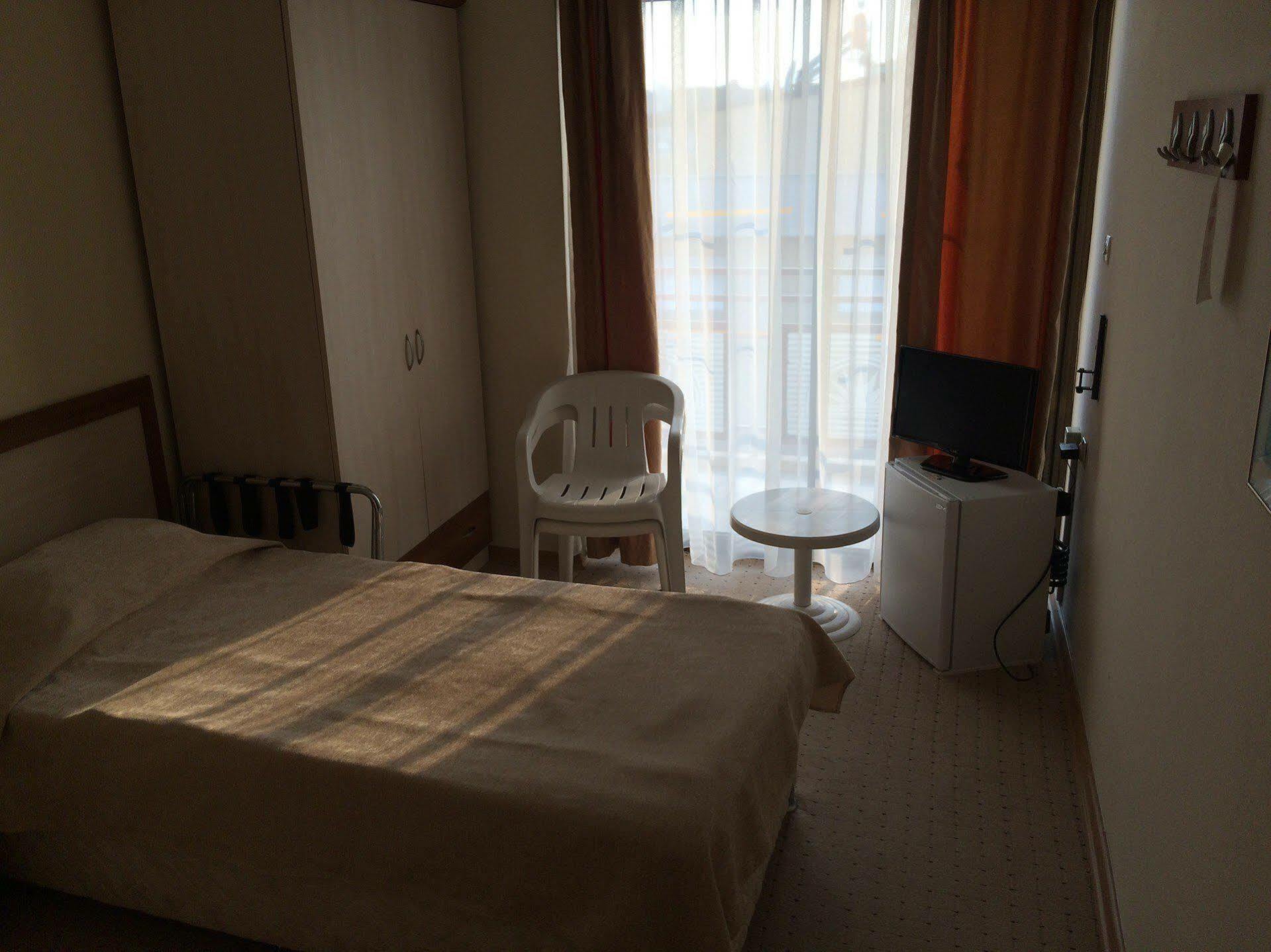 Saturn Hotel Кушадасъ Екстериор снимка