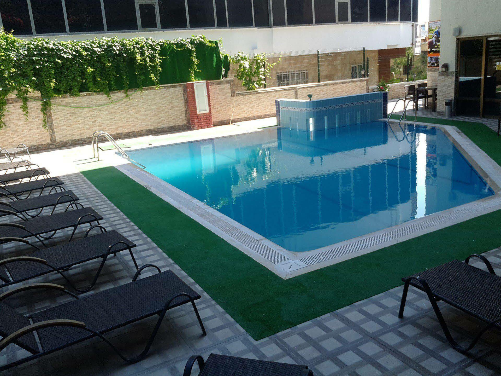 Saturn Hotel Кушадасъ Екстериор снимка